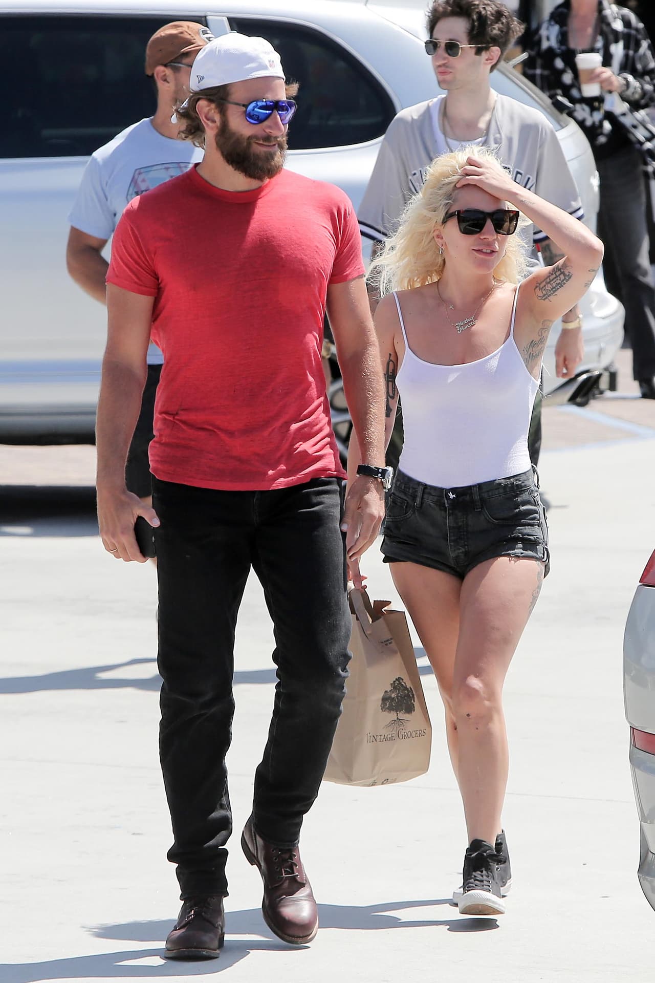 La Gaga optó por un look casual pero sexy para esta reunión con su amigo.