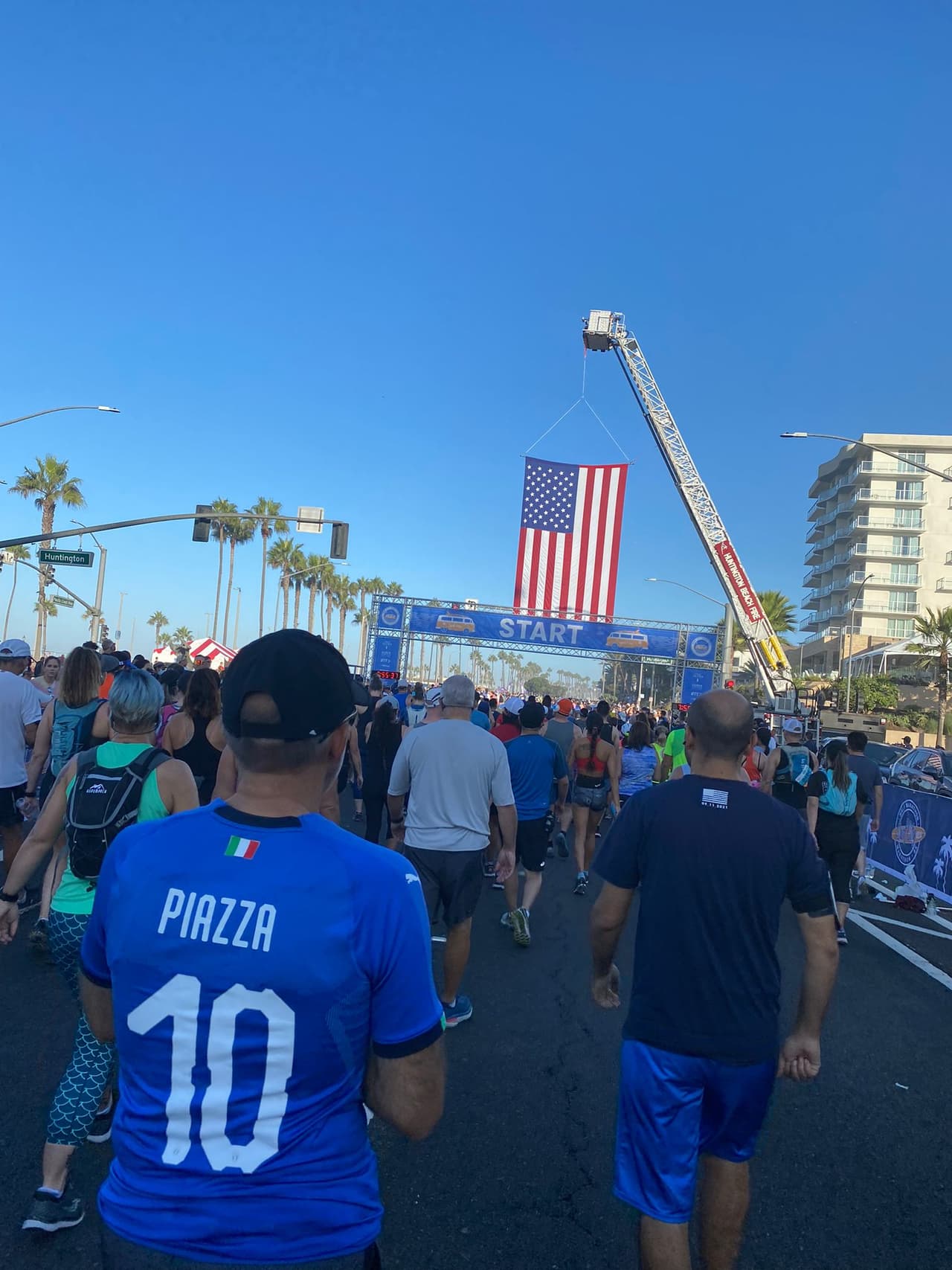 Este evento también conmemoró el vigésimo aniversario del sábado de los ataques terroristas del 11 de septiembre. La maratón incluyó un paso elevado en la línea de salida con una bandera de Estados Unidos y un momento de silencio.