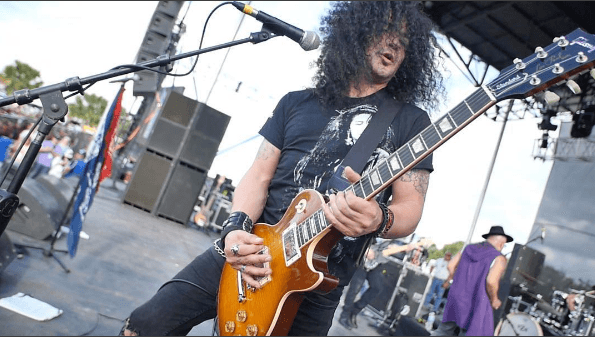 Como era de esperarse la música del gran Chris Pérez, viudo de Selena, no faltó a la cita.