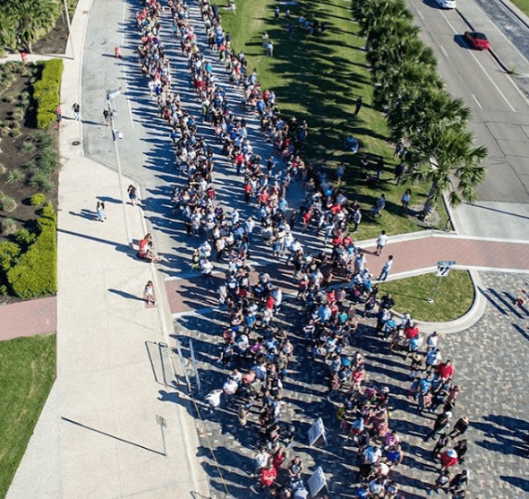 Sin importar el calor, los asistentes hicieron filas enormes para obtener sus accesos.