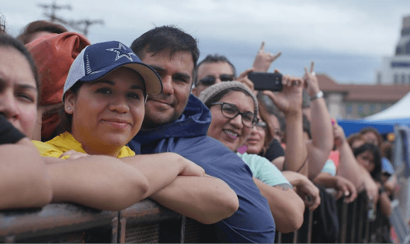 La espera no fue razón para que el ánimo cambiara, todos estaban felices por ser parte de este evento.