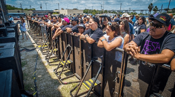 Desde muy temprano, los espacios más cercanos al escenario comenzaron a ocuparse.