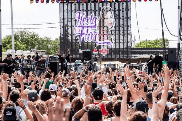 Selena Quintanilla falleció hace 21 años, pero sus seguidores mantienen vivo su legado recordándola con eventos como La Fiesta de la Flor, que este año convocó a miles.