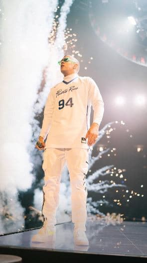 Junto a Becky G, el cantante interpretó el éxito'Mayores', mismo que dieron a conocer en 2017.