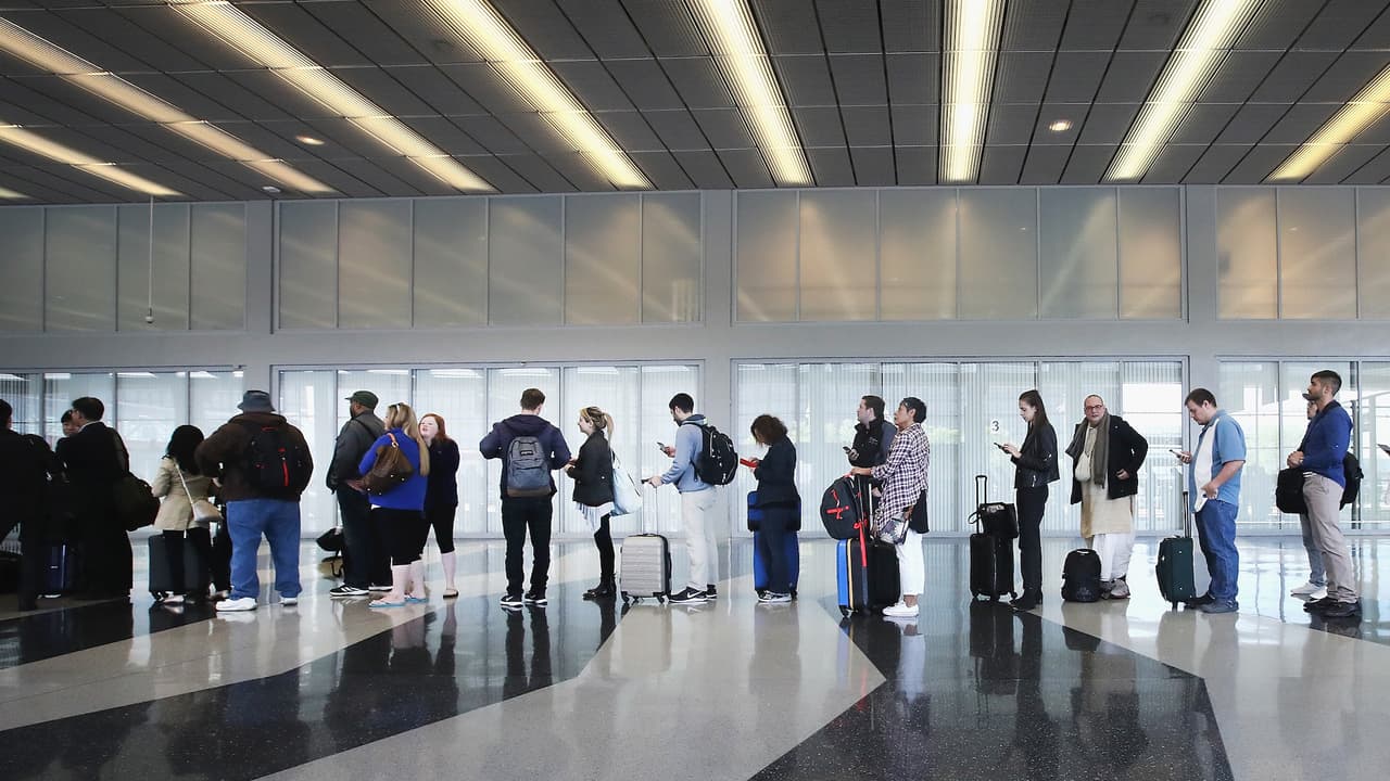 "No quieren darnos entrenamiento": Trabajadores en aeropuerto de Chicago, O'Hare, están preocupados por el coronavirus
