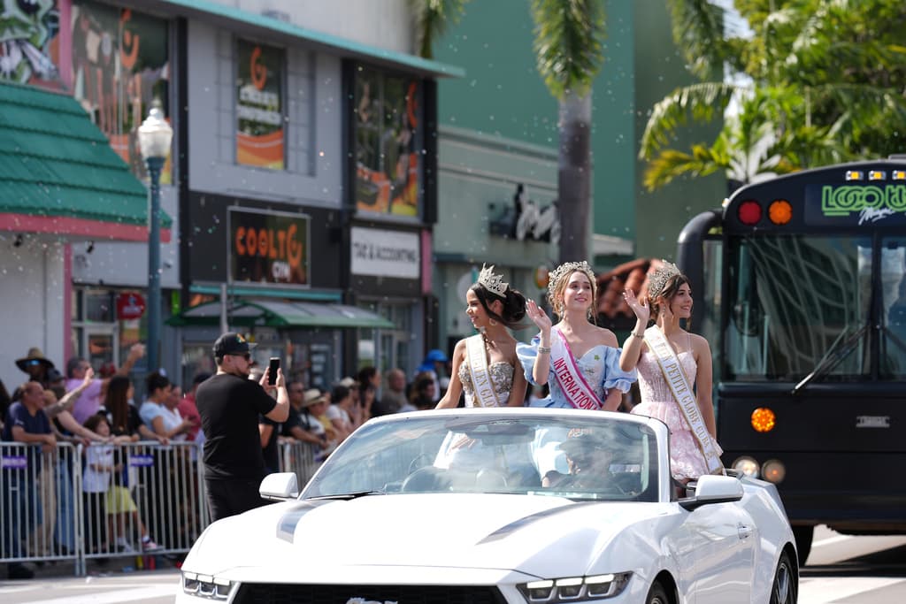 Jóvenes reinas pasean sobre un auto convertible en el Desfile de los Reyes Magos de 2026.