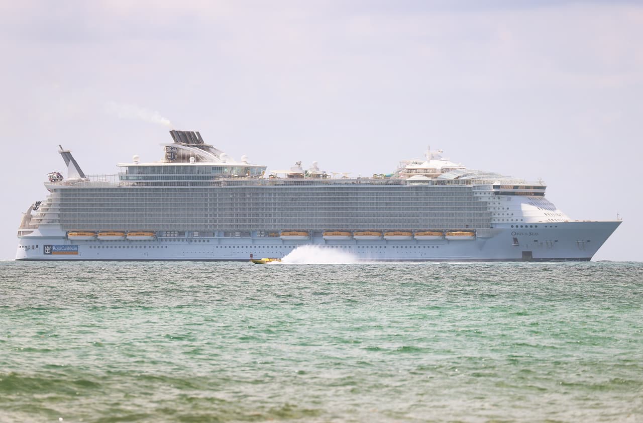 Además Royal Caribbean continúa discutiendo con las autoridades locales y estatales, así como con los CDC diversos requisitos para los próximos viajes.