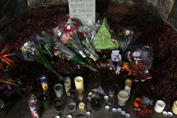 Los vecinos de Newtown estámn incómodos ante la invasión de periodistas de todo el mundo ávidos de información, tras la masacre del viernes.