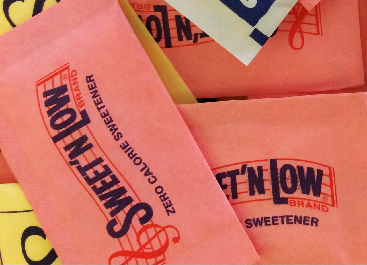 <b>Sacarina / Sweet N’ Low (paquete rosa)</b>
<br>Es el edulcorante artificial más antiguo: se descubrió en 1879 y se ha utilizado como aditivo en la comida desde principios del siglo XX.
<b>Deja un sabor amargo en la boca</b>, por eso no le gusta a muchas personas. Abunda en productos como bebidas o yogures donde esto no se nota tanto. Es de 200 a 700 veces más dulce que el azúcar de mesa.
<br>
<br>Aporte calórico: 4 calorías en un paquete.
<br>