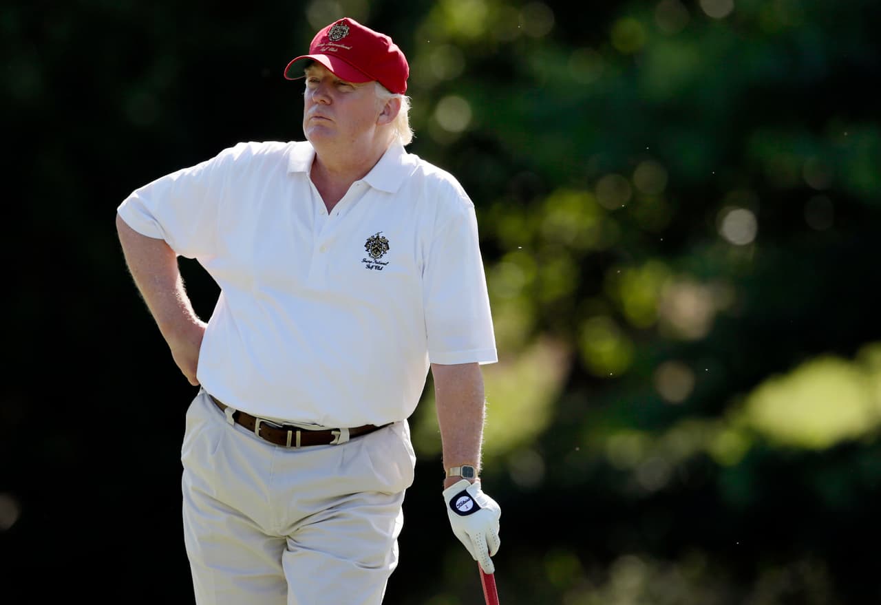 Trump fue a jugar golf en el 'Memorial Day' de la pandemia, cuando criticó a Obama por hacerlo durante el brote de ébola