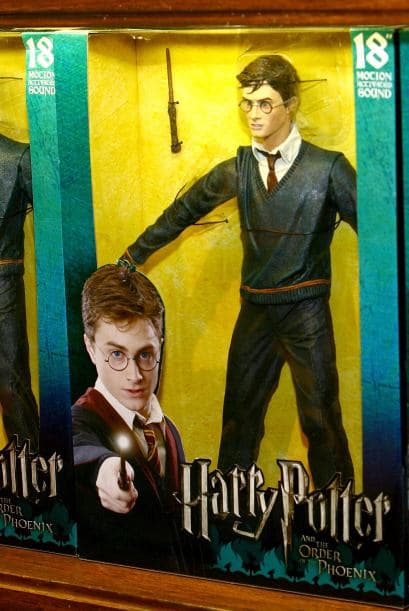 Harry Potter también dio lugar a una infinidad de productos derivados (ropa, juguetes, videojuegos, peluches, vajilla, golosinas) que generan unos ingresos estimados en al menos $1,000 millones anuales.