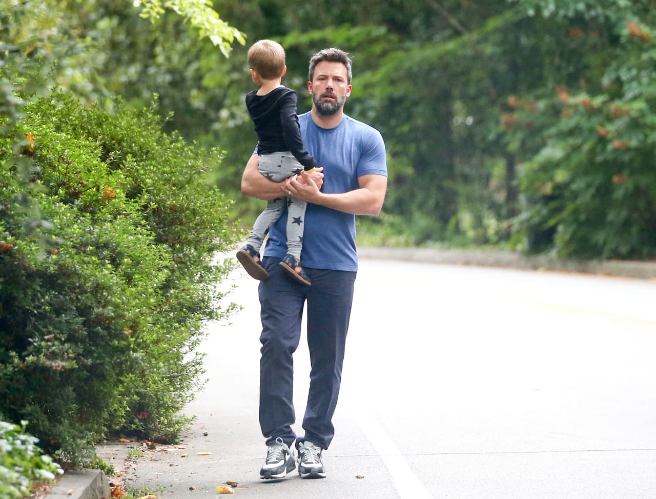 Así paseó con su pequeño Samuel.
