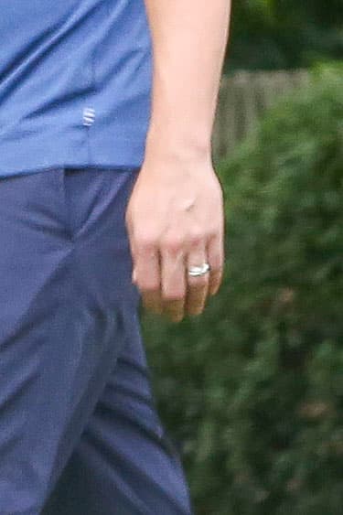 Vimos que Ben aun lleva su anillo de matrimonio.