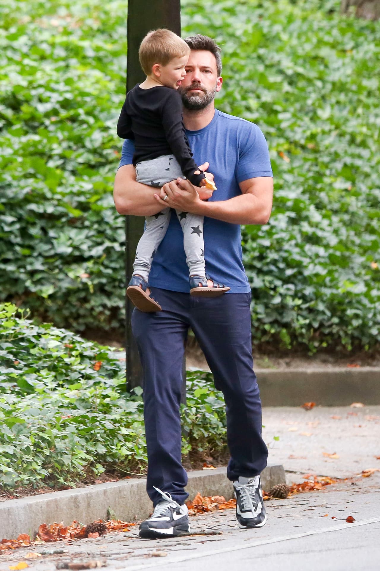 Se veía muy relajado junto a su hijo.