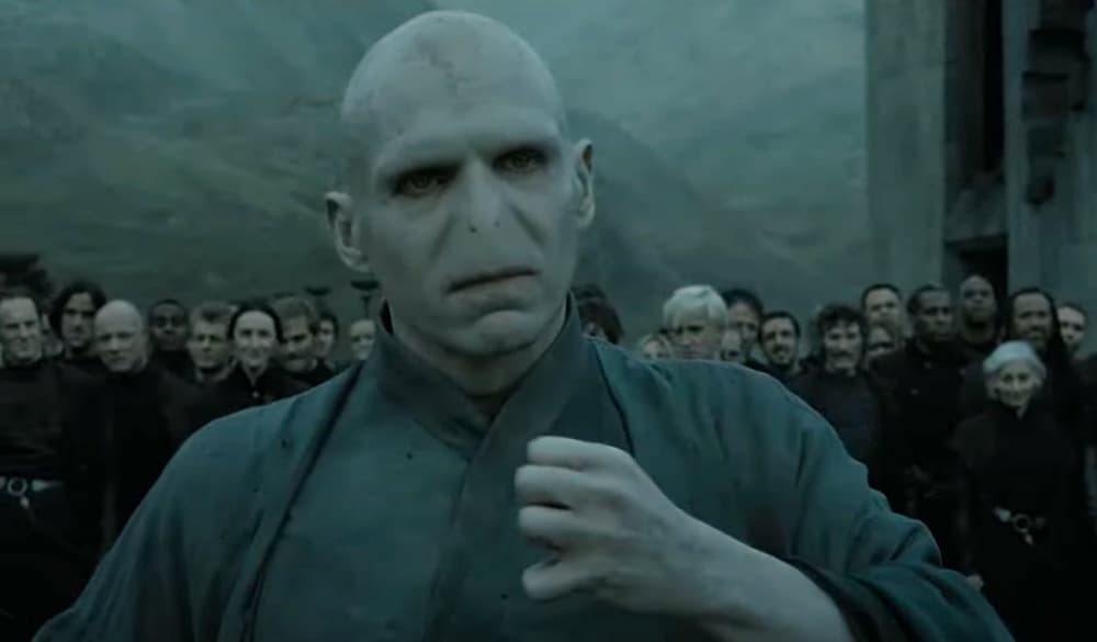 Lo que no muchas personas notaron, es que conforme Harry y sus amigos iban destruyendo los horrocruxes, la túnica de Voldemort se iba desgastando, perdiendo la intensidad de su color. De acuerdo con la página oficial de 'Wizarding World' en Instagram, ese detalle era el reflejo de la inestabilidad del villano y que poco a poco perdía fuerza.