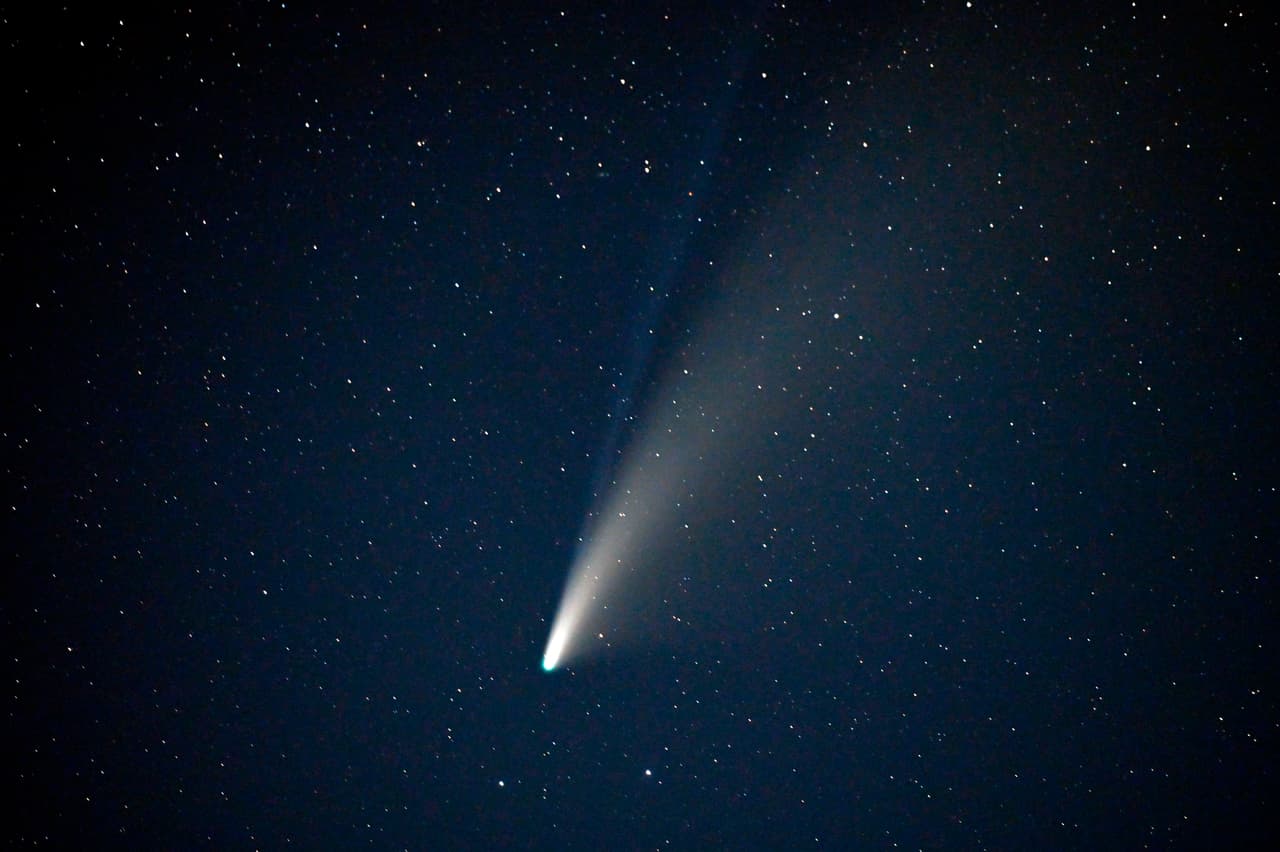 El cometa Neowise visto desde Goldfield, Nevada, el 18 de julio. Fue descubierto a finales de marzo por el satélite Neowise de la NASA y comenzó a ser visible a simple vista el 3 de julio al alcanzar su perihelio, el punto de su órbita más cercano al Sol.