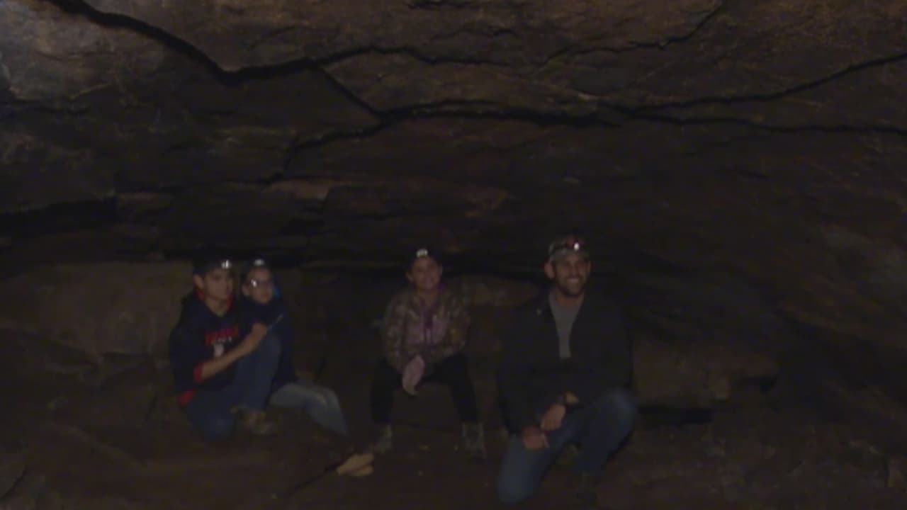 <h3 class="cms-H3-H3"><i><a href="https://www.univision.com/local/arizona-ktvw/explorando-arizona-lava-river-cave-es-una-maravilla-volcanica-en-medio-de-un-bosque-video">Lava River Cave</a></i></h3>
<br>
<a href="https://www.univision.com/local/arizona-ktvw/explorando-arizona-lava-river-cave-es-una-maravilla-volcanica-en-medio-de-un-bosque-video">Al norte de AZ </a>
<a href="https://www.univision.com/local/arizona-ktvw/lava-river-cave-una-maravilla-volcanica-en-medio-de-un-bosque-en-el-condado-coconino-ebarizona-fotos">Esta cueva fue formada por un volcán</a> de hizo erupción hace miles de años y aun está activo. Los visitantes pueden disfrutar la historia geológica de este lugar, que es uno de los más largos de su tipo en el estado.