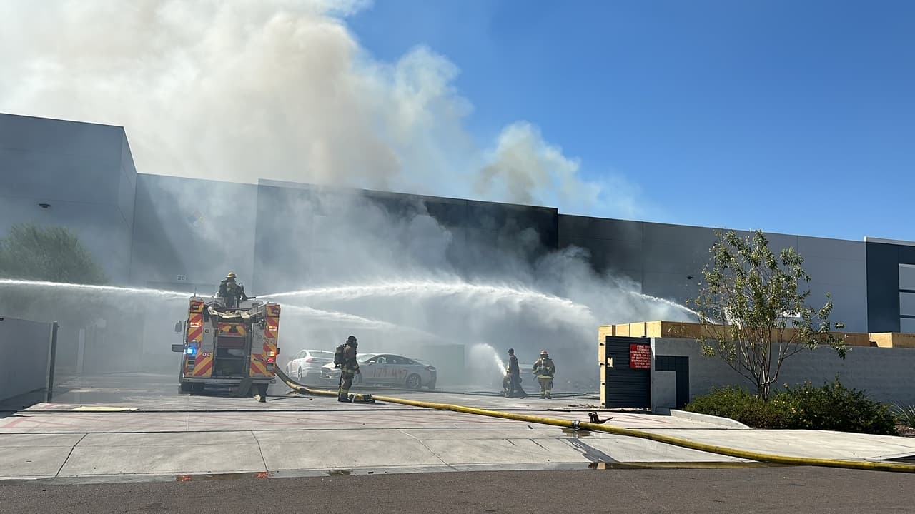 Los bomberos extendieron las líneas de mangueras, mientras también usaban grandes cañones de cubierta de agua, ubicados en la parte superior de los camiones de bomberos.
