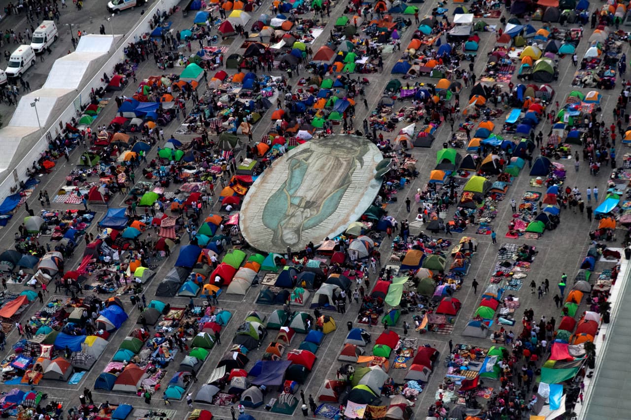 Una imagen aérea de los peregrinos que duermen dentro de casas de campaña en el atrio de la Basílica.