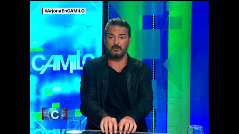 En la entrevista realizada por Camilo Egaña en CNN, Arjona se mostró molesto por los cuestionamientos realizados por el periodista, quien le preguntó al cantautor qué opinión tenía respecto a las diversas críticas que ha recibido por parte del público. Arjona se mostró molesto por el rumbo de la conversación.