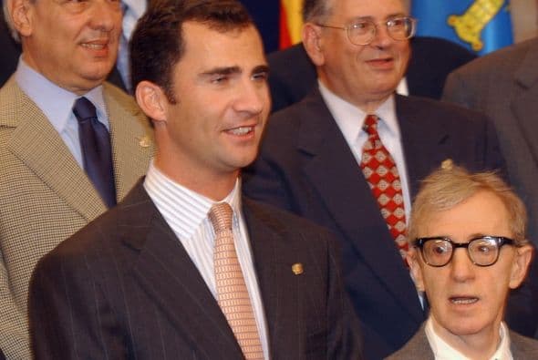 Aquí está con el director de cine Woody Allen.