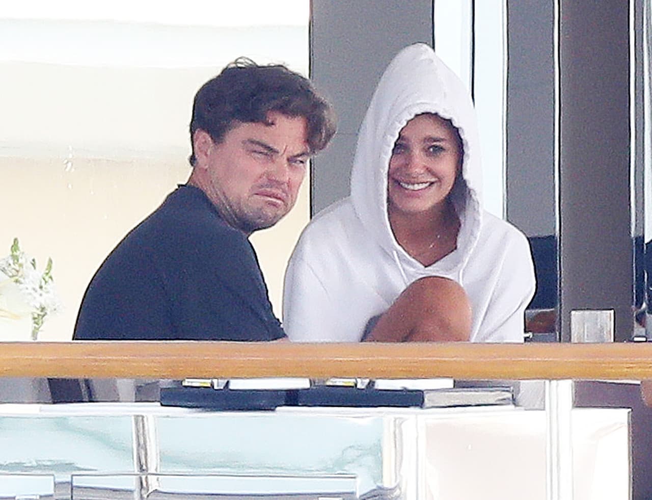 Camila Morrone y Leonardo DiCaprio fueron captados juntos por primera vez en diciembre de 2017, pero hicieron pública su relación el pasado mes de abril, así lo informó La Nación.