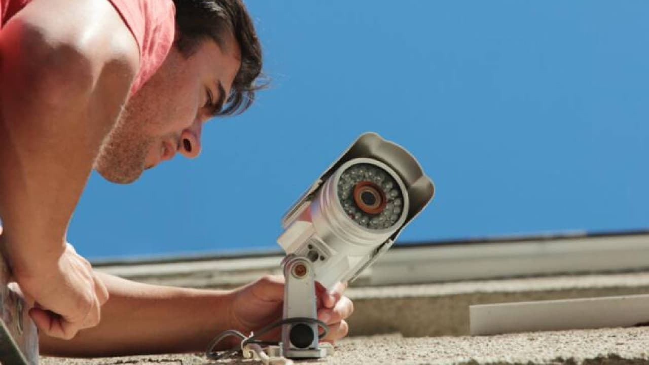 <b>Instale un sistema de seguridad</b>: Considere instalar un sistema de seguridad, cámaras de vigilancia o cámaras con videotimbre para proteger su hogar. Las medidas de seguridad visibles actúan como disuasivo.