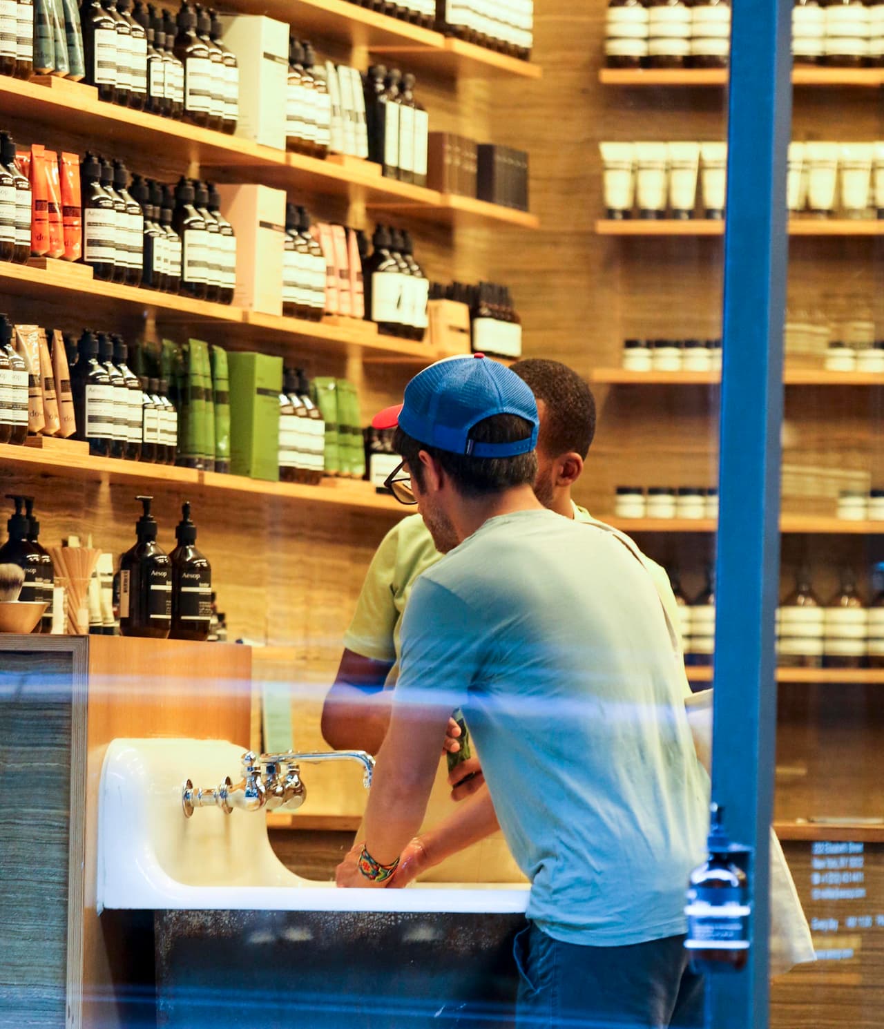 El actor mexicano comprando productos de belleza en Nueva York.