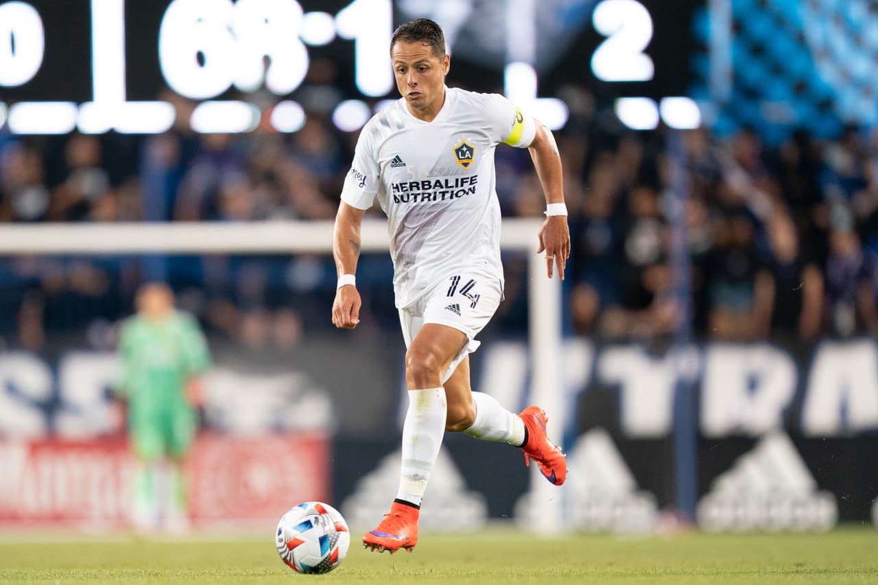 La buena campaña de LA Galaxy en 2021 no se explica sin el enorme aporte goleador de 'Chicharito'. El artillero mexicano (máximo anotador histórico del Tri) lucha cuerpo a cuerpo por el Botín de Oro de esta temporada con el peruano Raúl Ruidíaz.
<br>
