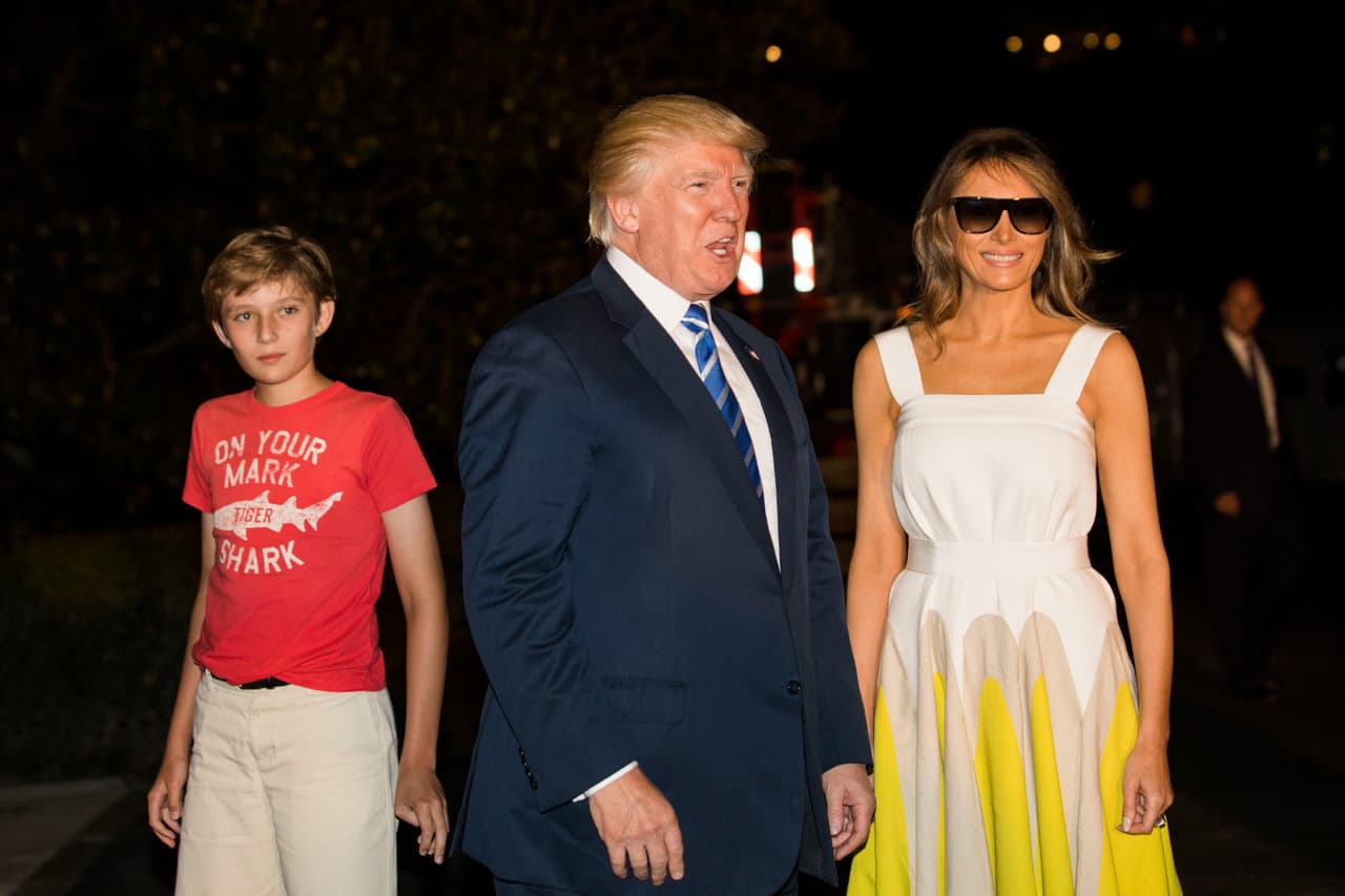 Otra vez atacan a Barron Trump por su ropa y (otra vez) Chelsea Clinton lo defiende