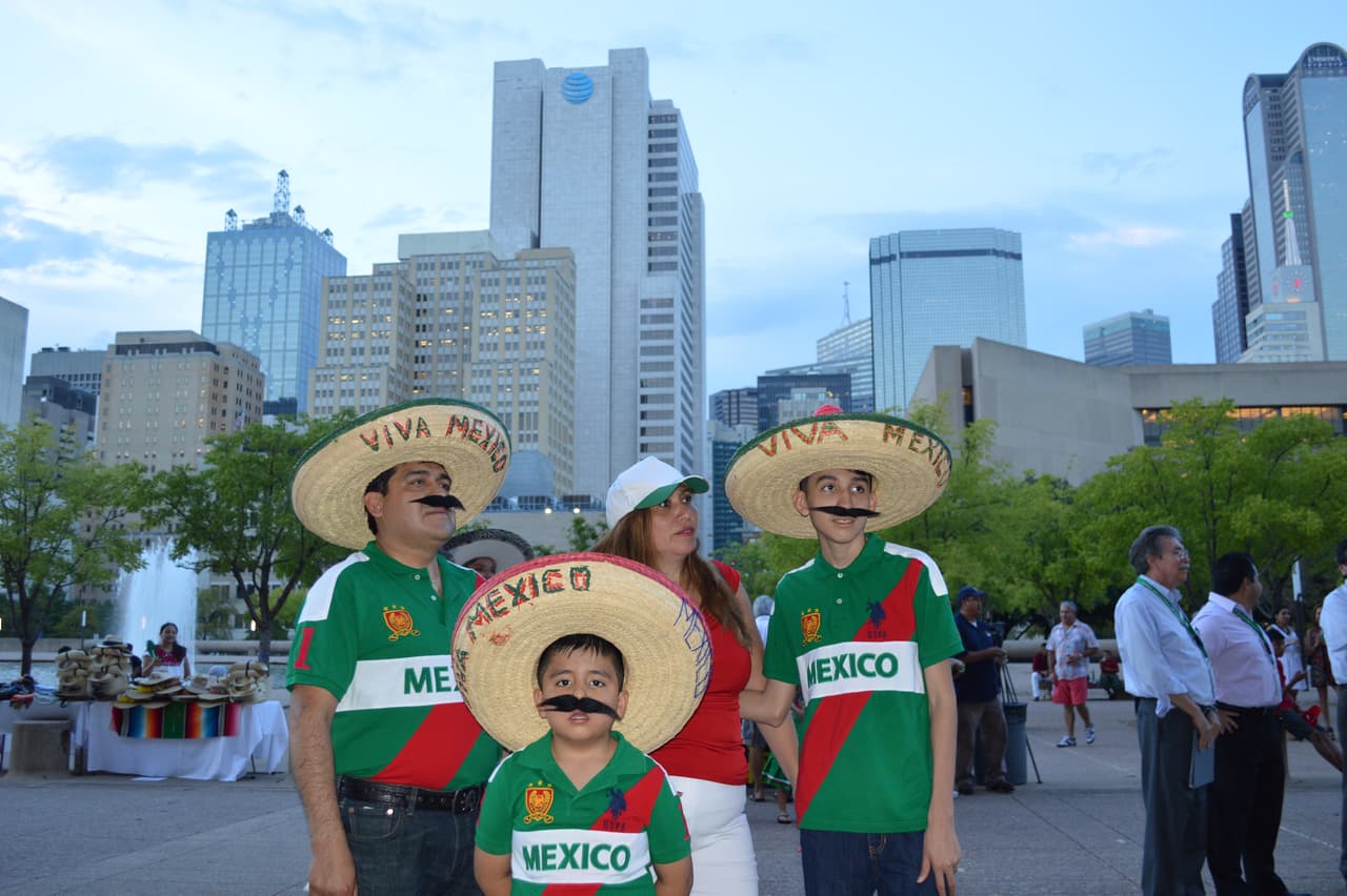 El evento, amenizado con música y bailes folklóricos, se efectuó por primera vez en el patio frontal del edificio de la ciudad