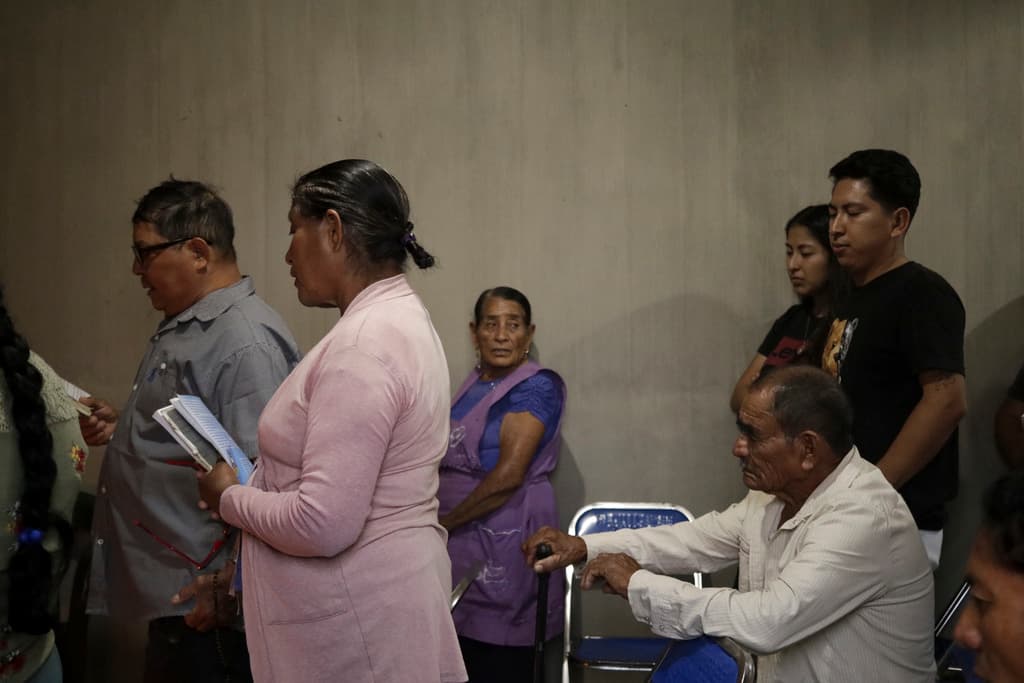 A Ventura Hernández le sobreviven, además, su viuda y una hija. Por fortaleza para ellas también rezaron sus vecinos y familiares este miércoles en la noche, frente a un altar a su memoria en Agua del Sol, Oaxaca.
