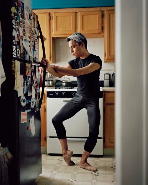 Pedro Rodrigo González, de 24 años, practica ballet en su cocina, en West New York, Nueva Jersey. Es un bailarín, peluquero y blogger de moda. Llegó a la ciudad como parte del American Ballet Theater en 2011.
<br>