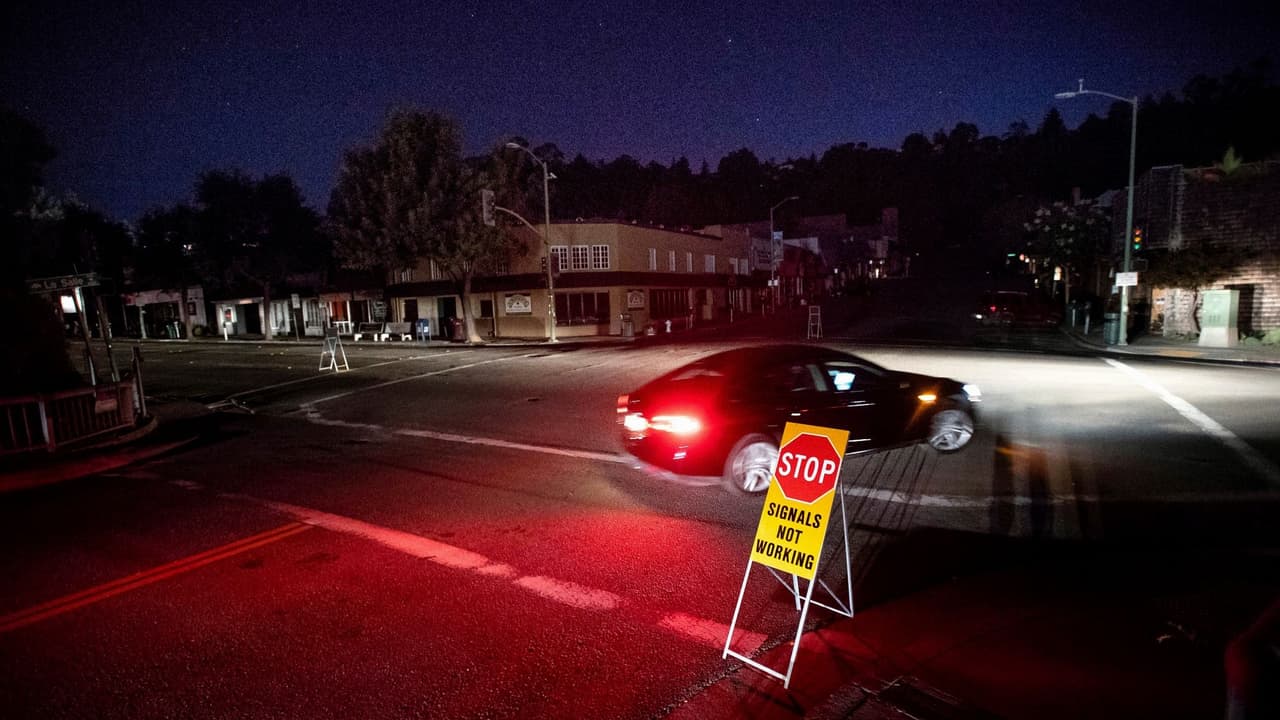 Cientos de miles de personas sin electricidad este fin de semana por los apagones de PG&E