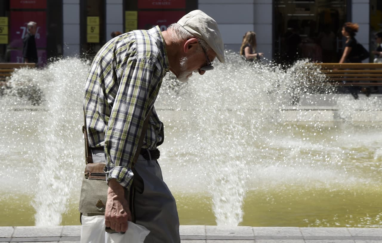 Los ancianos son especialmente vulnerables frente a estos eventos metereológicos. Compruebe siempre su estado y cómo se siente en caso de estar expuesto al sol.