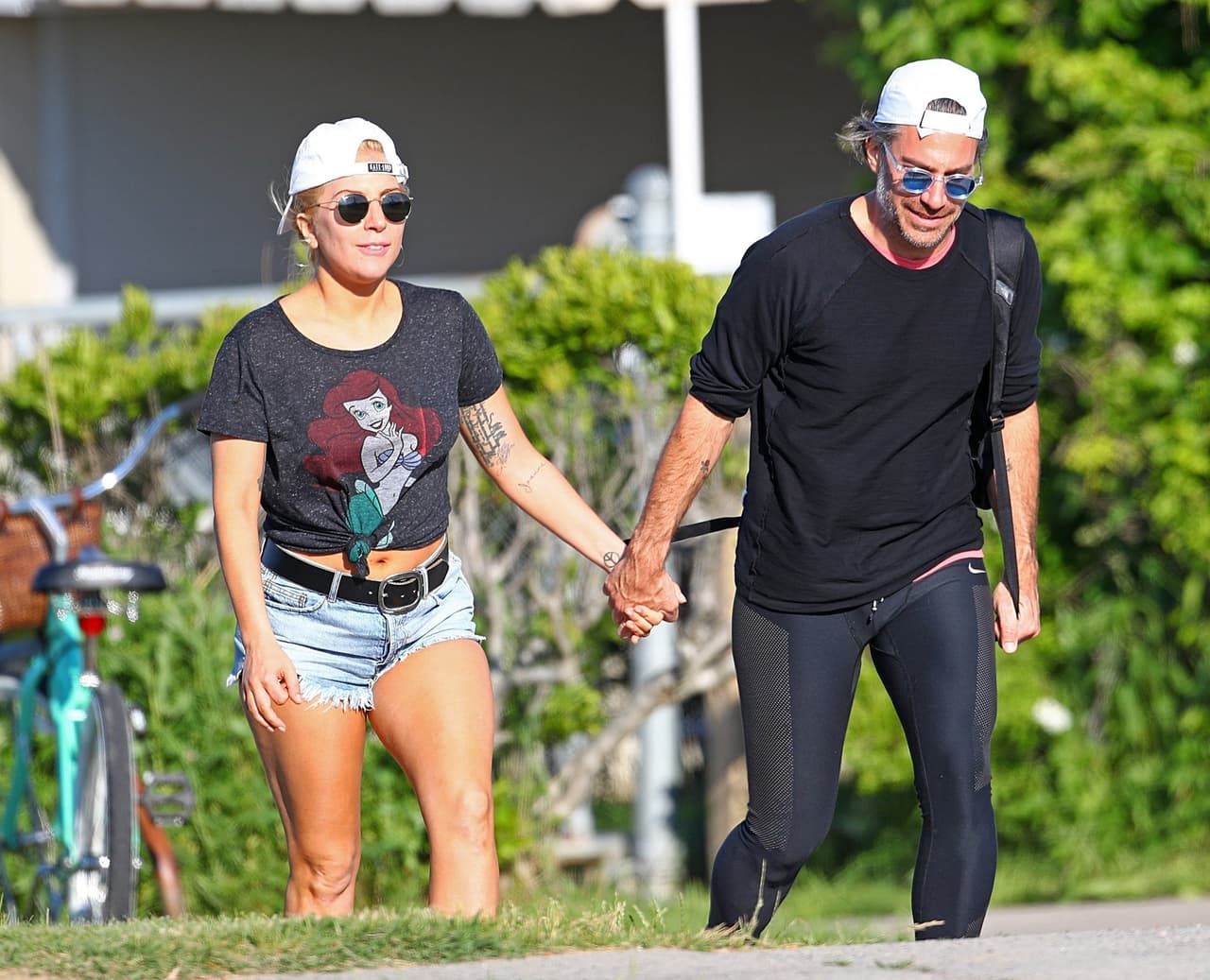 A tan sólo un año de que Lady Gaga rompiera su compromiso con el actor Taylor Kinney (quien le dio un anillo de diamantes en forma de corazón), la cantante de 31 años aceptó la propuesta de matrimonio del agente Christian Carino, de 48 años, con quien se le vio por primera en vez en febrero del 2017.
