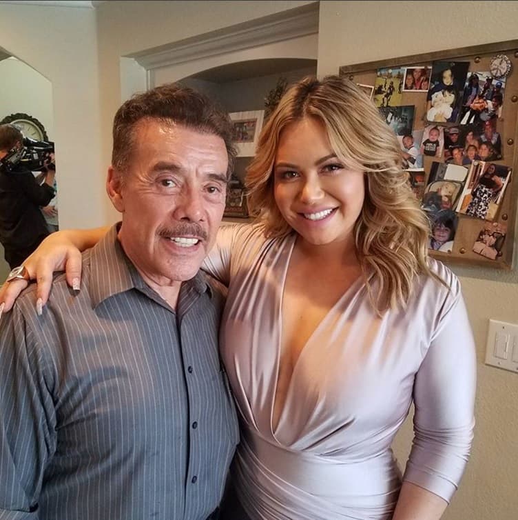 Don Pedro aprovechó para felicitarla por su nuevo tema y expresar lo orgulloso que está de su nieta.