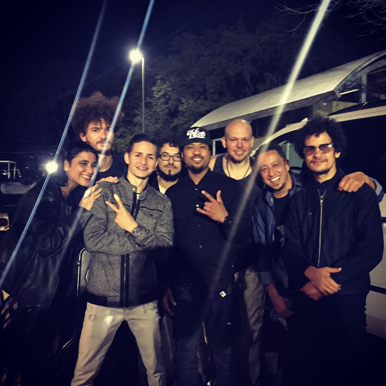 La banda completa satisfecha después del show: Kianí Medina, Elías Meister, Daniel Díaz, Leo Genovese, Tony Royster Jr., Brahim Fribgane, Omar Rodríguez-López.