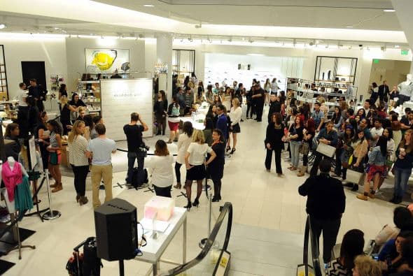 Kendall y Kylie Jenner literalmente le salieron al paso a sus famosas hermanas y ahora ellas imponen la moda con su propia línea de calzados y carteras. El lanzamiento de sus productos se hizo por todo lo alto y con el alboroto que siempre rodea a los miembros de la familia. Te traemos las fotos de la bellas, jóvenes, y millonarias nuevas divas de Los Ángeles.