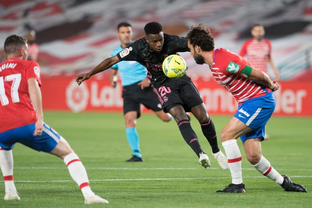 El Real Madid muestra su poderío y con los goles de Luka Modric, Rodrygo, Ávaro Odriozola y Karim Benzema, el Real Madrid golea 1-4 al Granada y aprietan al Atlético de Madrid en la pelea por el título de La Liga.