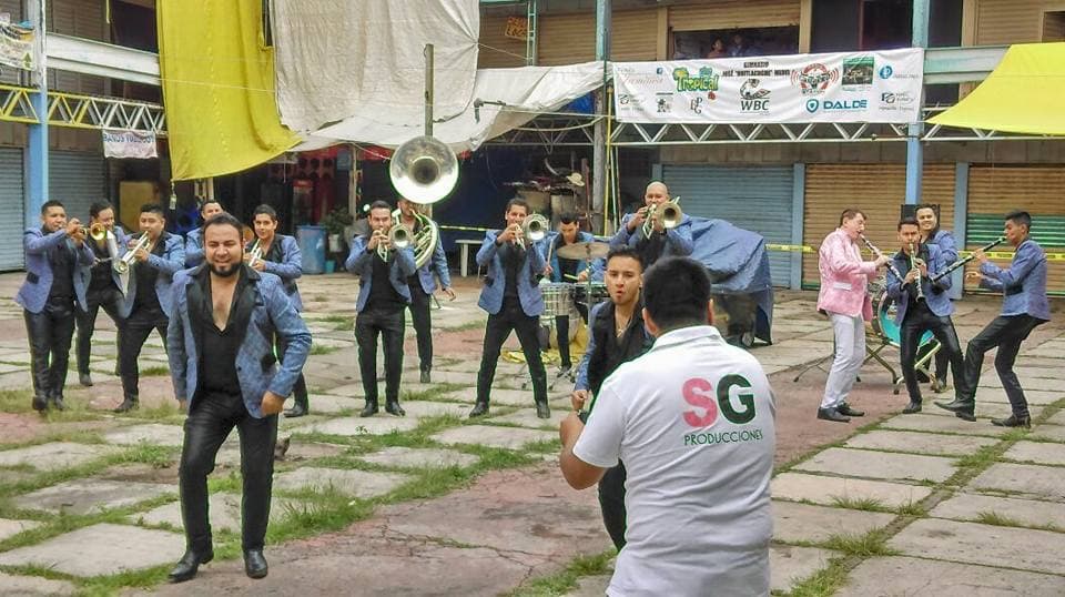 La gente de 'La fortaleza de los palomares', ubicada en pleno barrio bravo, se portó de maravilla con don Germán y con toda su banda.