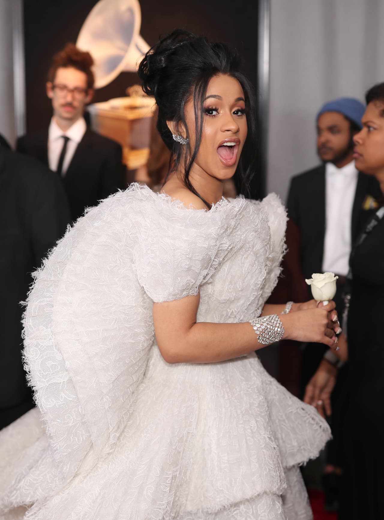 La rapera Cardi B eligió llevar al GRAMMY un atuendo totalmente blanco. Cabe mencionar que la cantante estuvo nominada en las categorías Mejor Canción Rap y Mejor Interpretación de Rap por 'Bodak Yellow'.