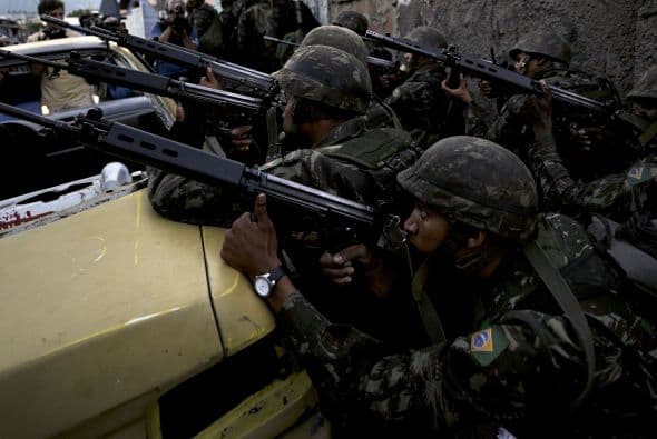 Las autoridades exigieron a centenares de traficantes que se rindan y advirtieron que no retrocederán en su intento de recuperar el control de esos barrios de la ciudad, sede de la Copa Mundial en 2014.