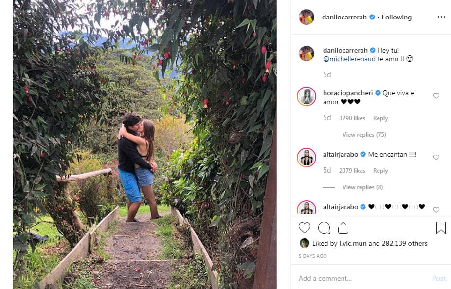 Ambos publicaron la misma fotografía el 15 de junio en sus respectivas cuentas de Instagram para confirmar su noviazgo.