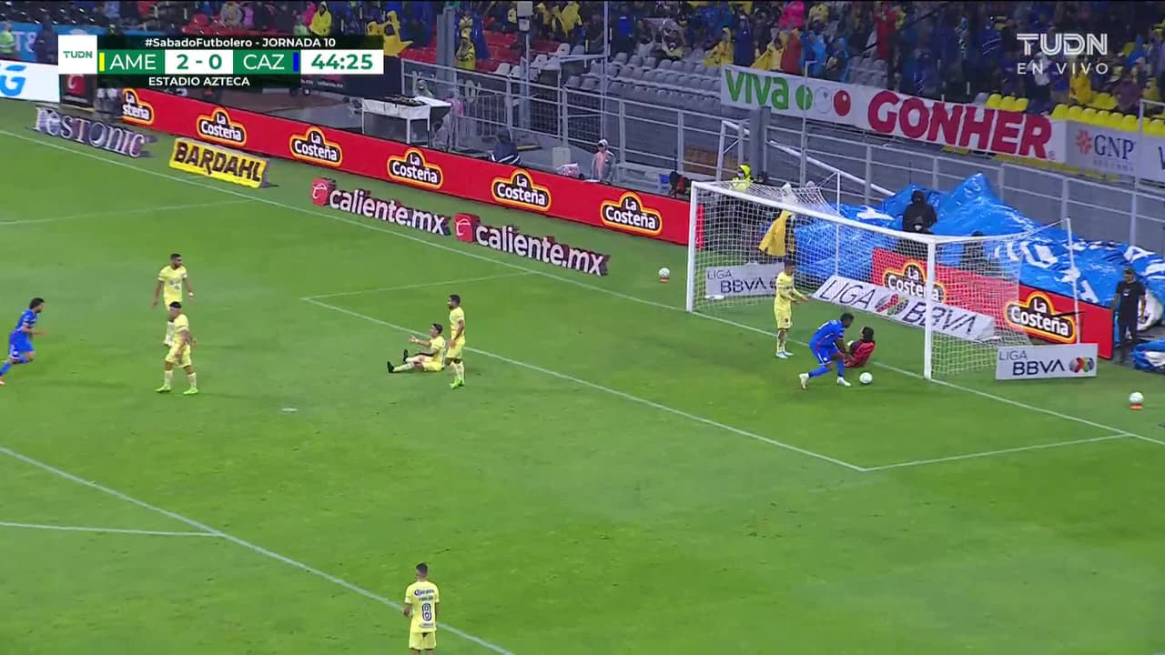 ¡GOL!  anota para Cruz Azul. Carlos Rotondi