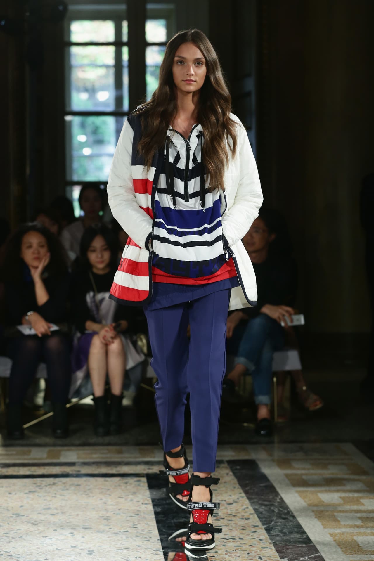 Cómoda y abrigada. Un pantalón sastre en satén liso, preferentemente en negro, azul o gris stormy, será el aliado perfecto de una sudadera para realzar tu look. Puedes completar el outfit con un coat abrigado, para estar calentita en la calle y elegante en tu trabajo.