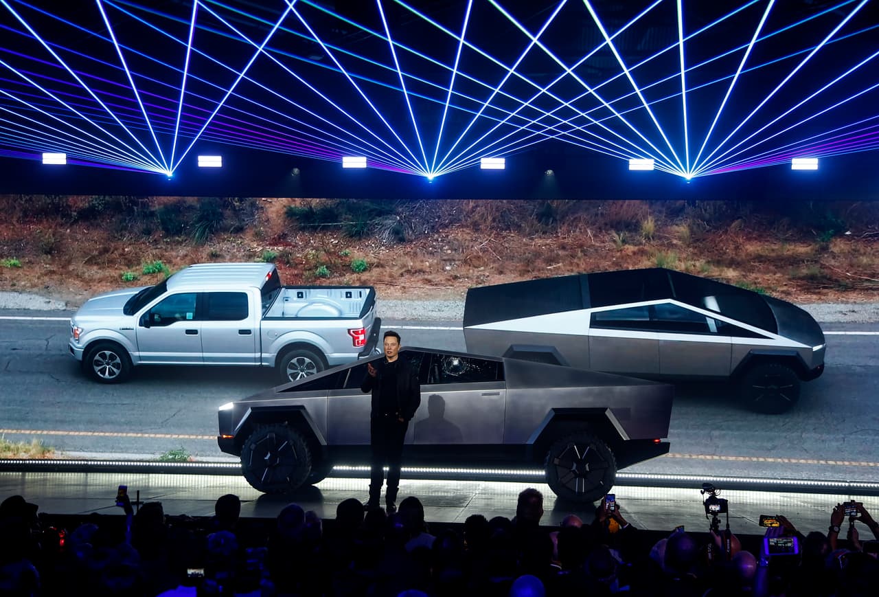 En un momento del lanzamiento, Musk mostró un video de su 'Cybertruck' compitiendo con una de las camionetas pickup más vendidas de Ford, a la que derrotó sin problemas en el tema de la capacidad de remolque.