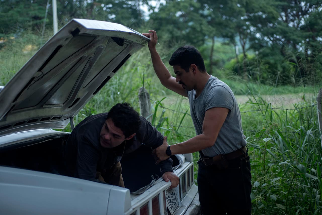 Para entrar el traficante sinaloense se ocultó en la cajuela de un automóvil con doble fondo.