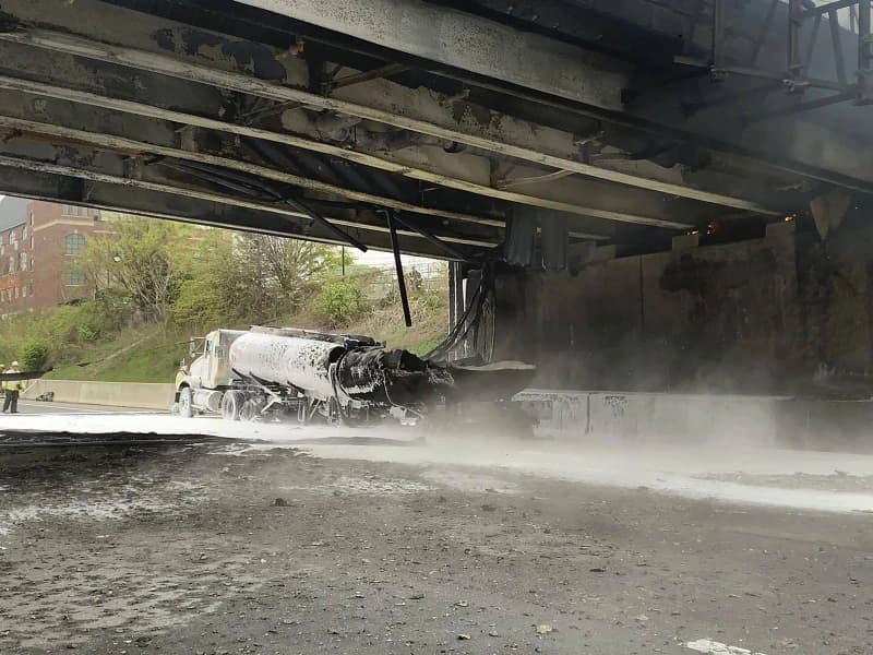 Incendio de un camión cisterna daña puente y causa el cierre indefinido de la I-95 en Connecticut