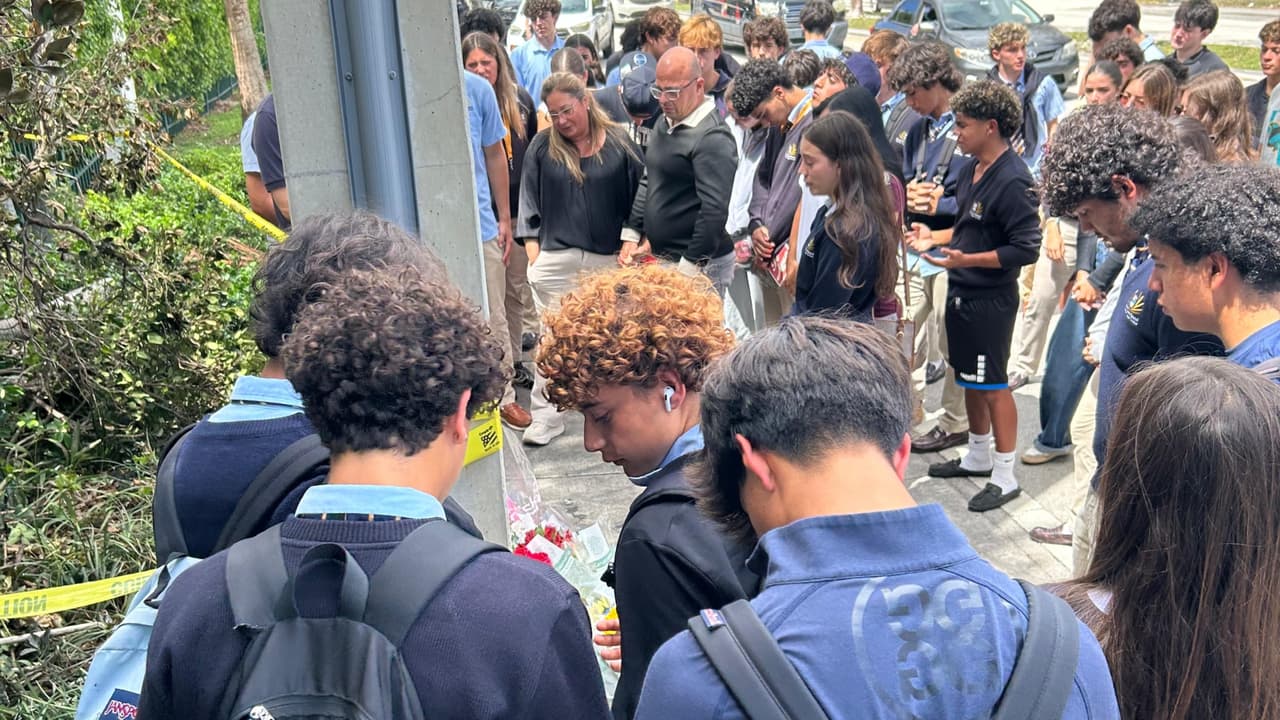 Decenas de estudiantes, amigos y familiares de Alessia Tucci, de 16 años, y Mateo Dávila, de 17, la joven pareja que murió tras el choque del carro en Doral, se acercan a dejar flores en el sitio de la tragedia.